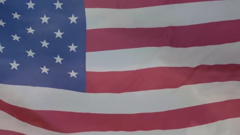 Animation-Der-Schwenkenden-Amerikanischen-Flagge-über-Blauem-Himmel