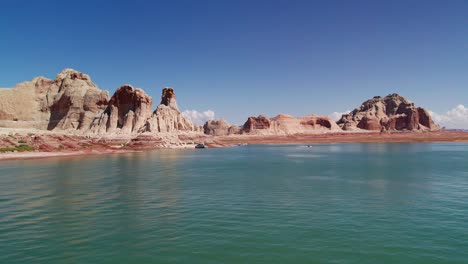 disparo bajo de drones volando del lago powell, utah, estados unidos