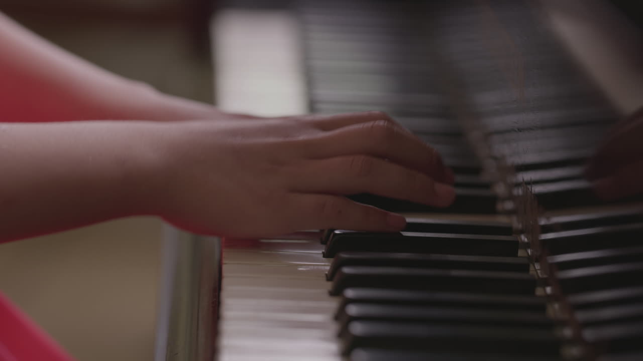 una niña toca el piano