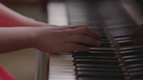 Ein-Junges-Mädchen-Spielt-Klavier