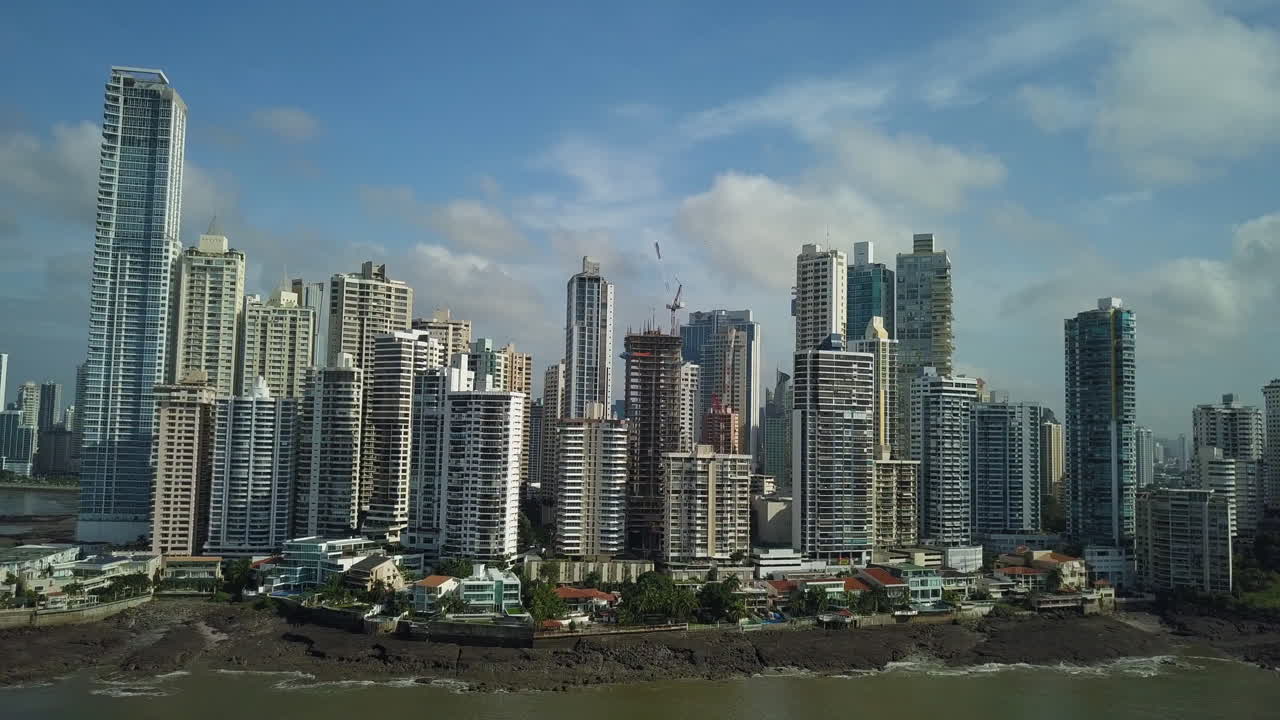 Bellissimo effetto parallasse aereo di grattacieli a Panama City, Panama, in una giornata di sole, parallasse con drone