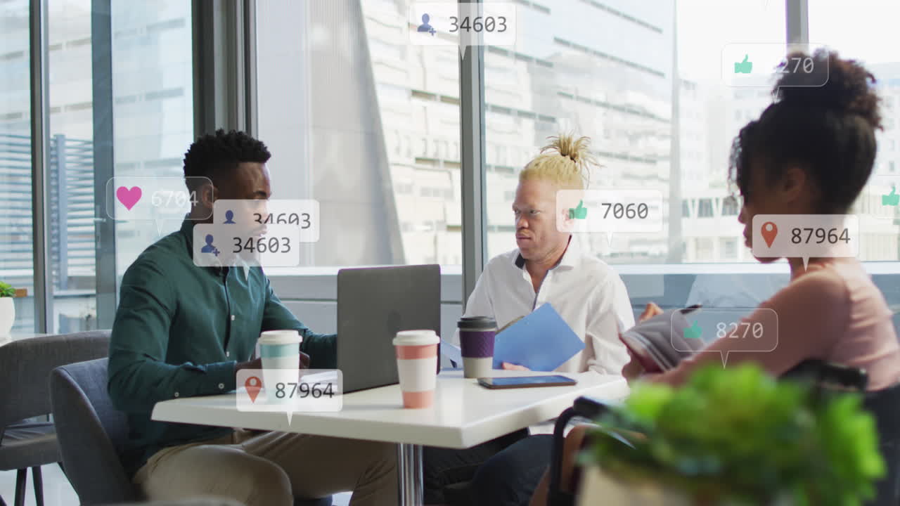 animación de barras de notificación y tazas de café sobre diversos compañeros de trabajo compartiendo ideas en la oficina