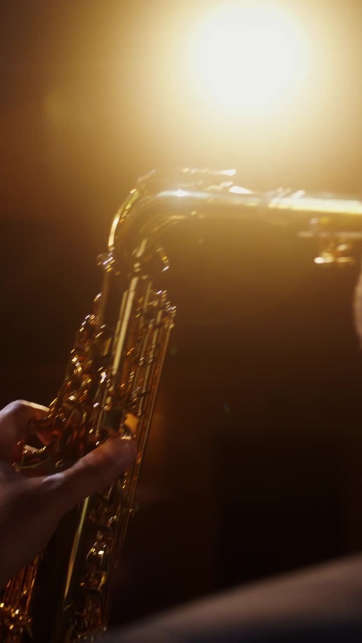 Saxofonista vystupuje.