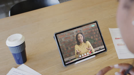 Mujer-De-Negocios-Caucásica-En-Videollamada-De-Tableta-Con-Una-Colega-Caucásica-En-La-Pantalla