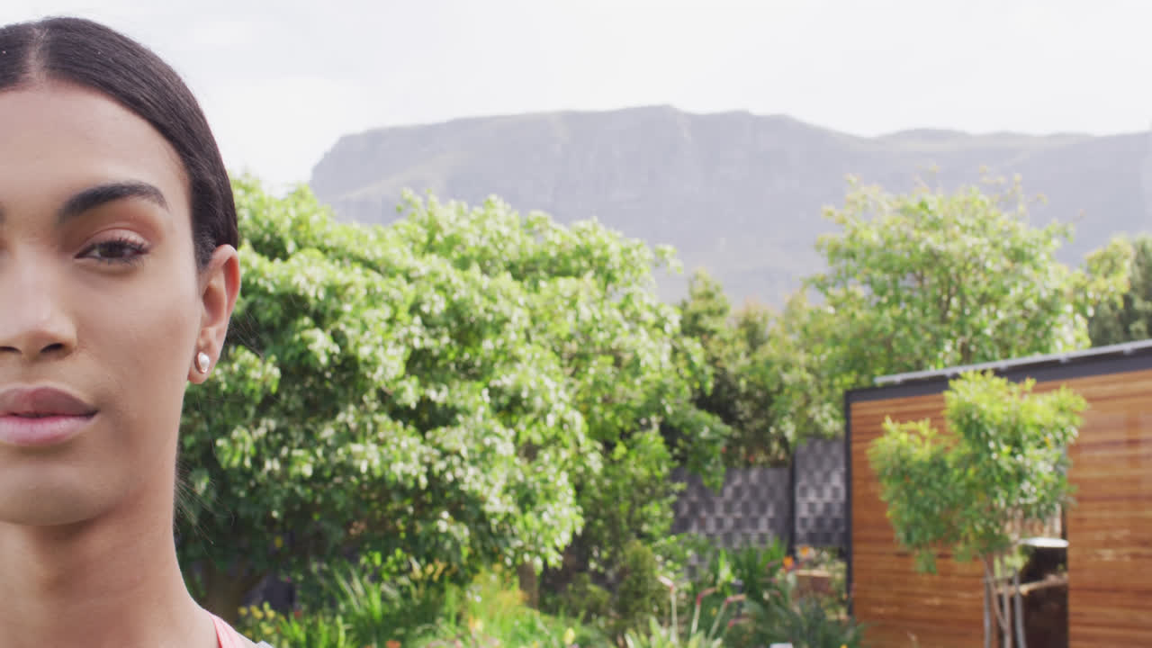 복사 공간과 함께 야외에서 카메라를 향해 미소 짓는 행복한 양성 비 바이너리 트랜스젠더 여성의 비디오