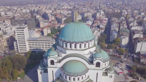 cúpula del templo de san sava y cruz dorada en el centro de la ciudad de belgrado, aero 4k