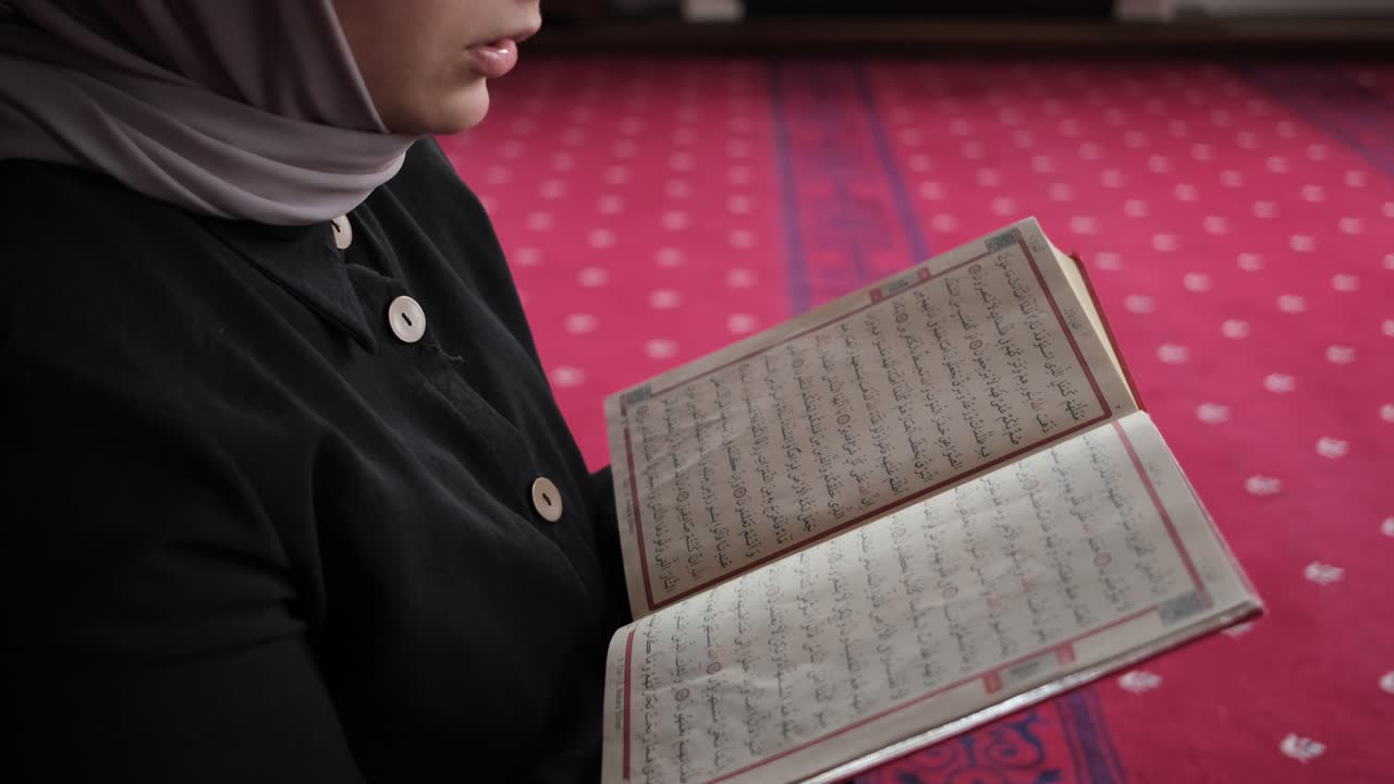 여성은 아랍어 단어를 외 ⁇ 니다.