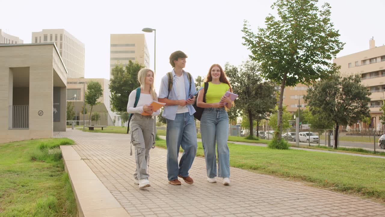 estudiantes caminando por el campus