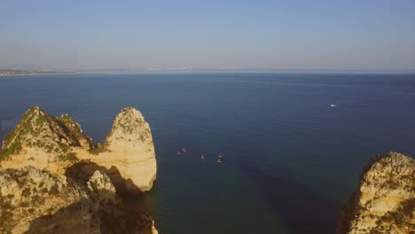 Los-Famosos-Acantilados-Y-Cuevas-Del-Faro-De-Ponta-Da-Piedade-En-Lagos,-Portugal