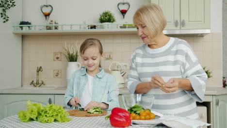 abuela y nieta cocinando juntas
