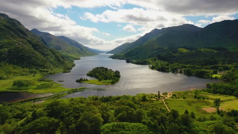 vista panorámica aérea y aproximación de loch shiel y el monumento de glenfinnan, glenfinnan, tierras altas escocesas, escocia, reino unido