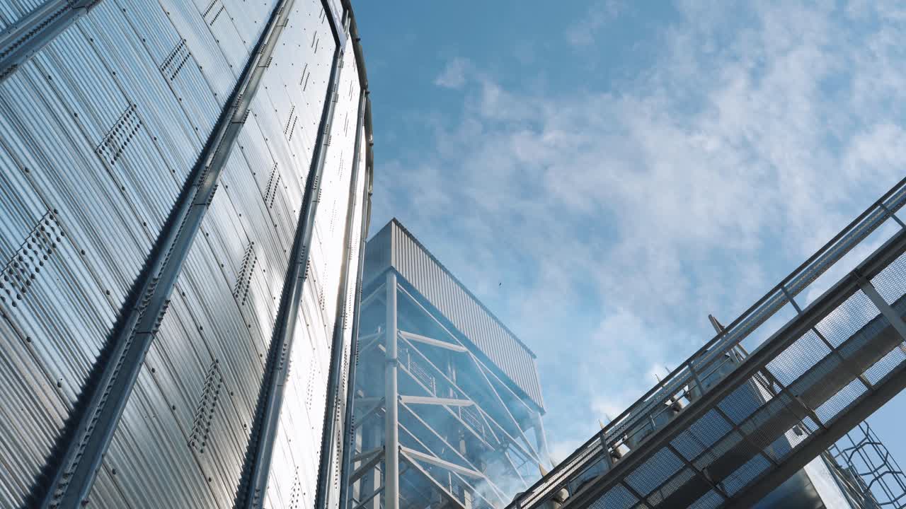 Grande silo per cereali ed edificio industriale contro un cielo blu