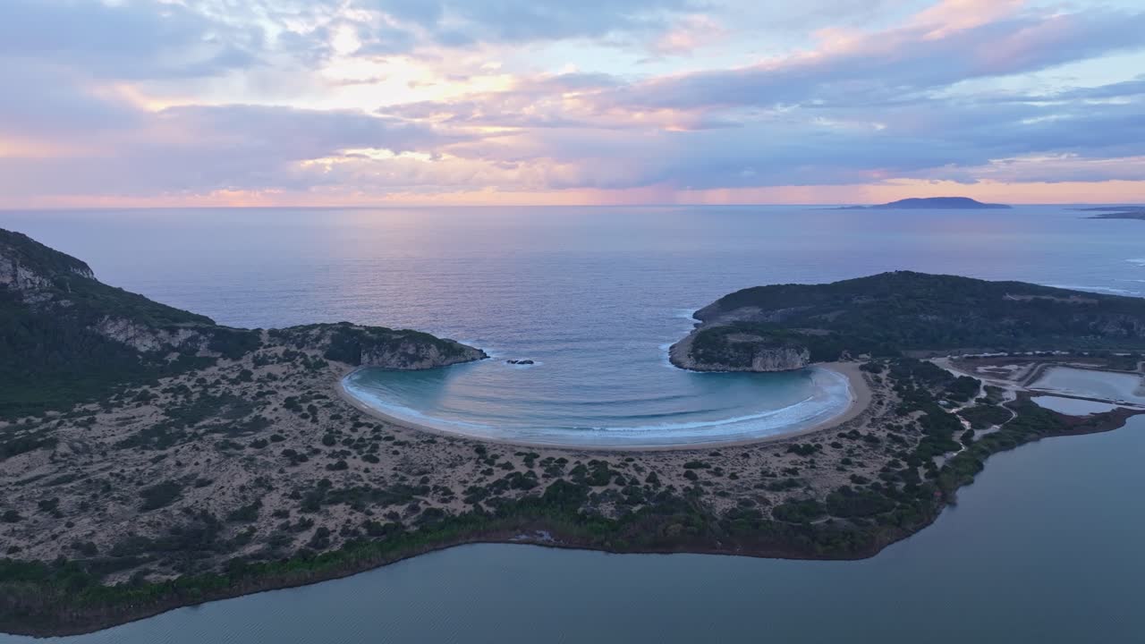 Veduta aerea della luce del tramonto sulla spiaggia di Voidokilia e sulla costa blu
