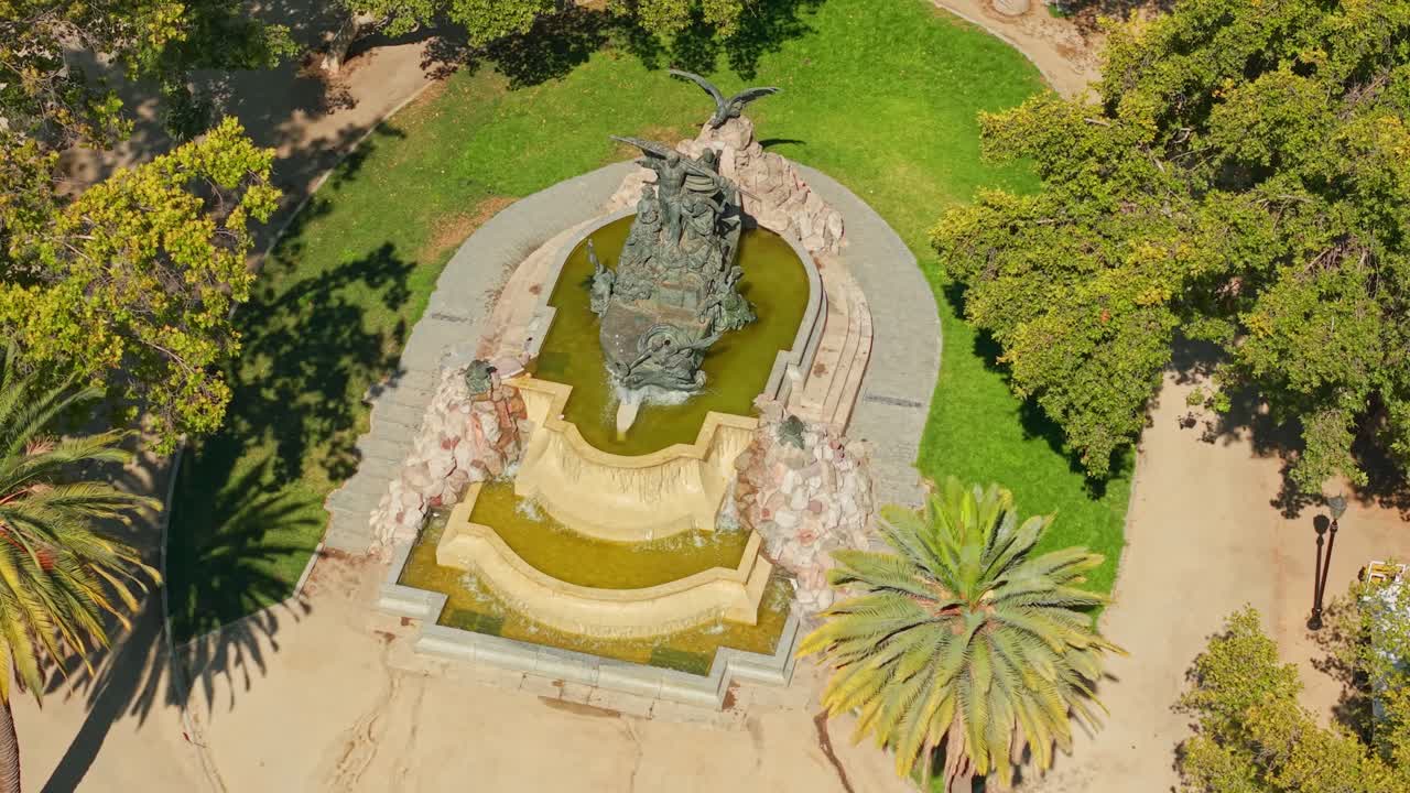 Vista aerea del Parque Forestal, del paesaggio urbano verde e della Fontana Tedesca a Santiago, Cile.