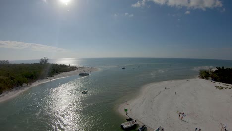 Imágenes-Aéreas-De-Drones-De-4k-Sobre-La-Entrada-De-Agua-De-La-Playa-De-Clam-Pass-En-Florida