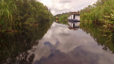 paseo en barco por el río en la selva de borneo