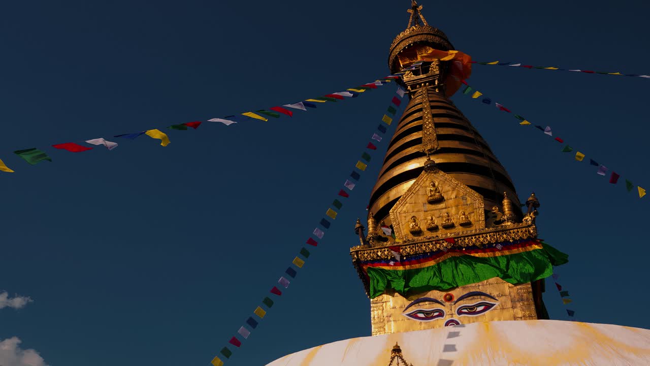 Tempio delle scimmie di Kathmandu, Nepal, stupa di Swayambhu con occhi di Buddha, tetti dorati e vivaci bandiere di preghiera
