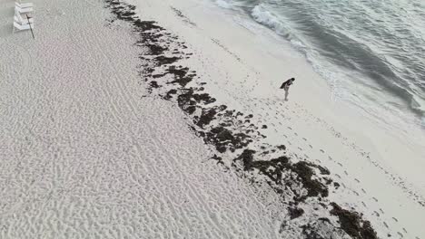 Modelo-De-Metraje-Caminando-En-La-Playa