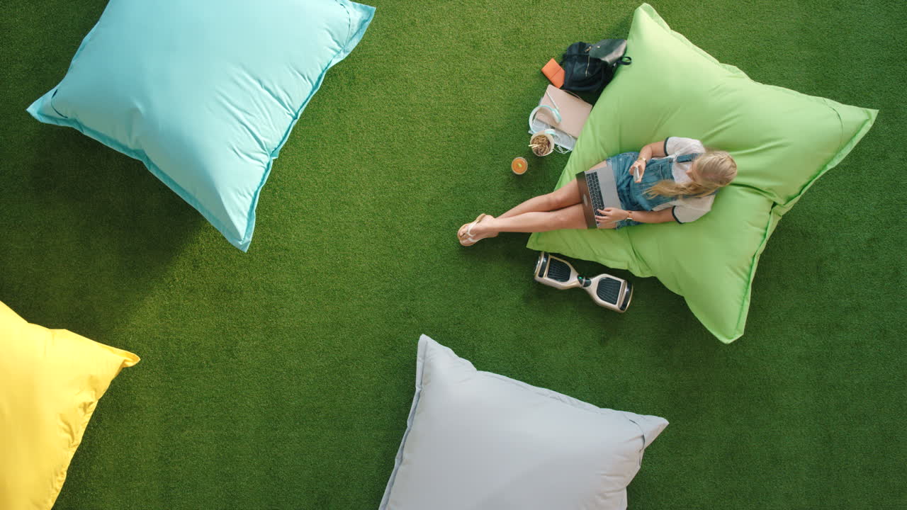 una estudiante usando una computadora portátil