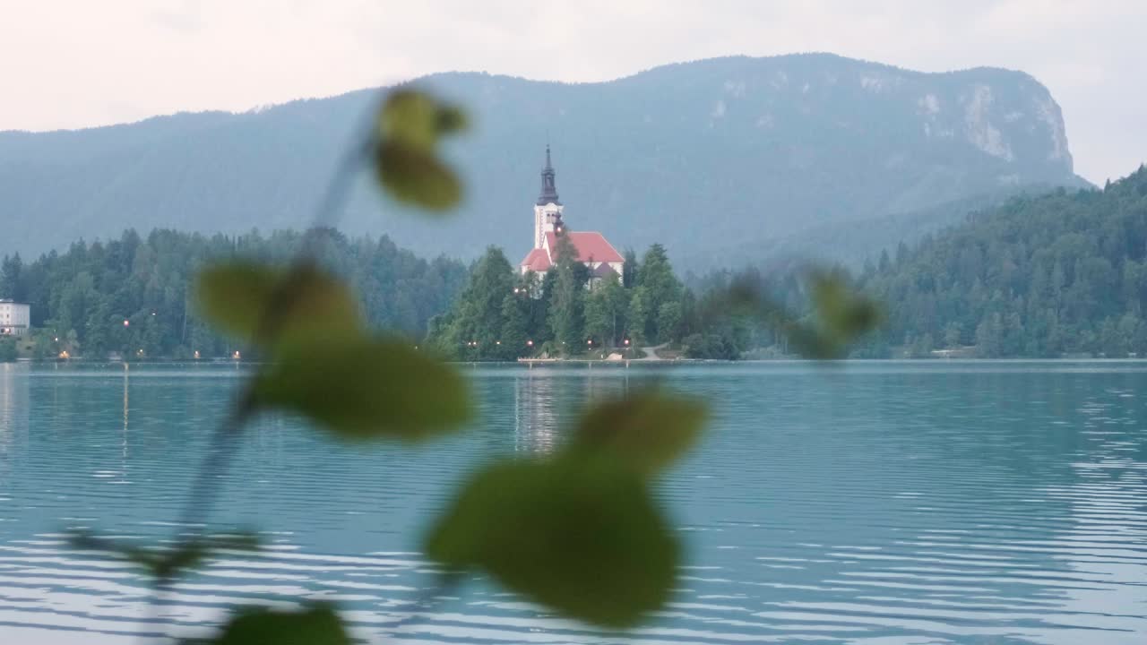Bellissimo lago di Bled all'alba in Slovenia
