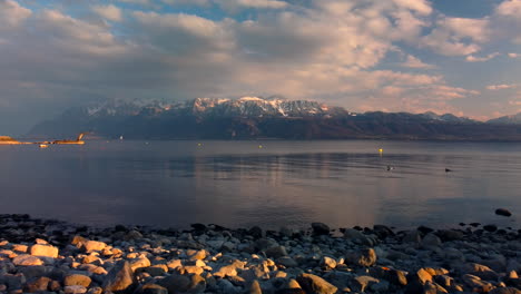 Drohnenflug-über-Den-Leman-See-Von-Vevey-Mit-Ziel-Auf-Die-Französischen-Berge