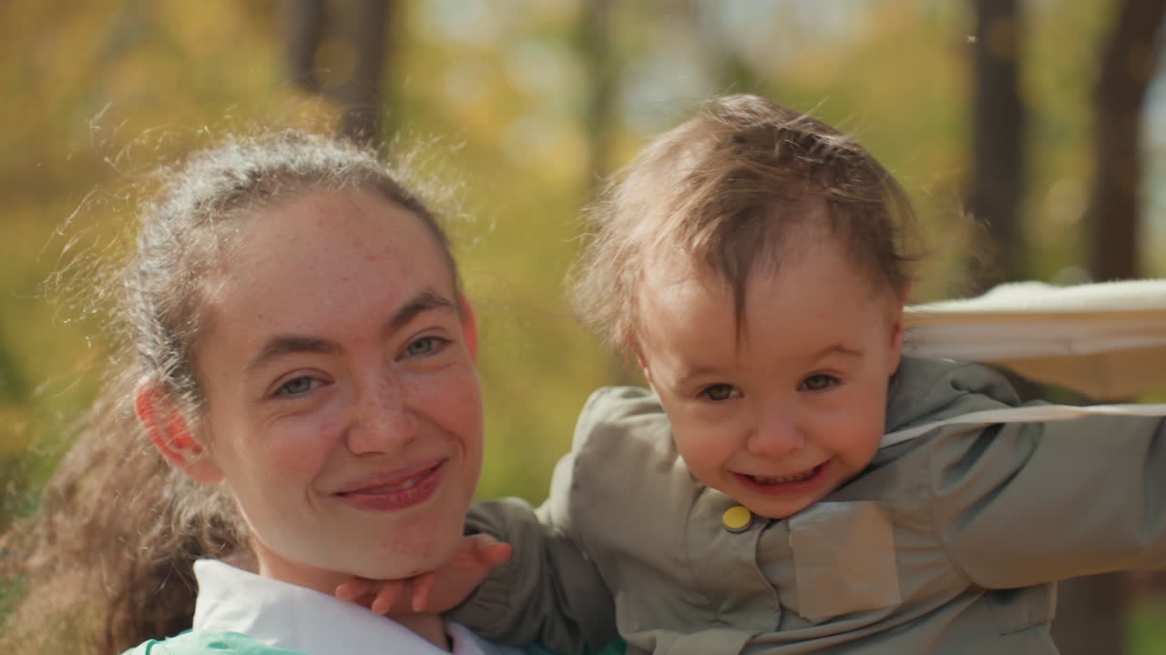Kinder lieben die Natur. Mädchen und Mütter gemeinsam im Freien. Junges Mädchen und Mutter erkunden glücklich die Natur. Kinder schätzen die freie Natur, während Mütter und Töchter gemeinsam die Landschaft genießen