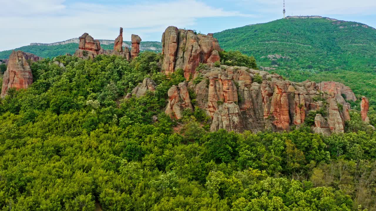 белоградские песчаные скальные образования в неровном болгарском лесном ландшафте