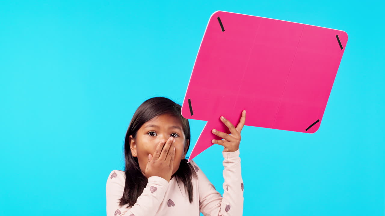 와우, 얼굴과 말 거품을 가리키는 아이