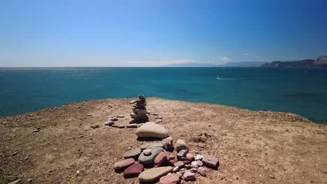 Una-Pirámide-De-Piedras-Con-El-Telón-De-Fondo-De-Las-Aguas-Verdes-Del-Mar-Negro-Y-El-Horizonte-Azul