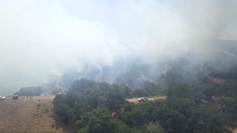 un camión se encuentra rodeado de robles durante el incendio