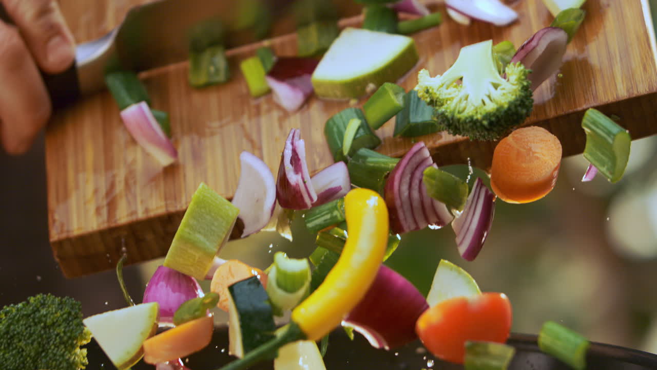 요리사 가 채소 김 을 준비 하고 있다