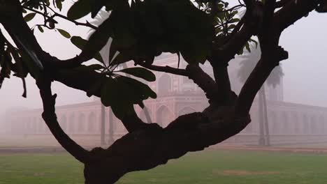 Tumba-De-Humayun-En-La-Mañana-Brumosa-Desde-Una-Perspectiva-única-Tomada-En-Delhi-India