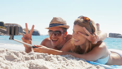 Pareja-Feliz-Relajándose-En-La-Playa