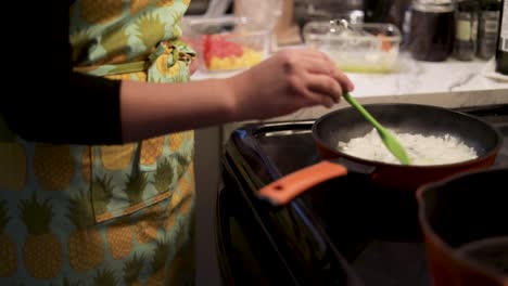 in blokjes gesneden uien koken in gietijzeren koekenpan