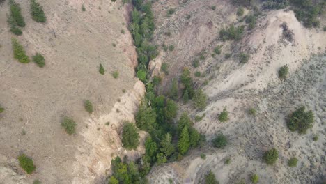 Valle-Profundo-Y-Angosto-Entre-Montañas-Secas-Del-Distrito-Regional-De-Thompson-nicola-En-Columbia-Británica