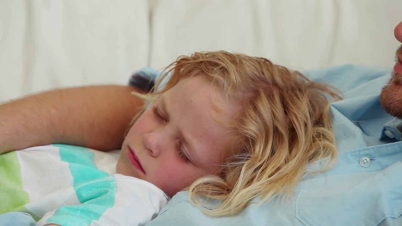 아들이 에 앉아서 잠을 자고 있는 아버지