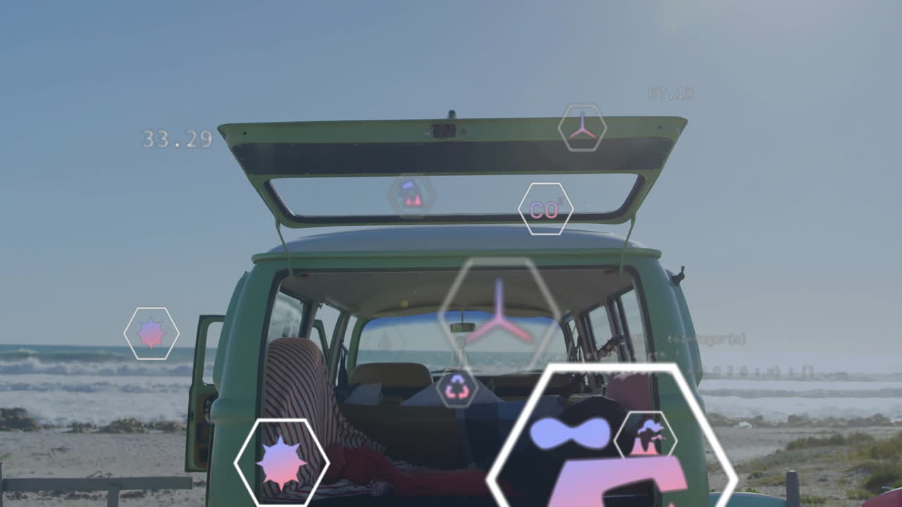 animación de iconos ecológicos sobre furgonetas abiertas en la playa junto al mar