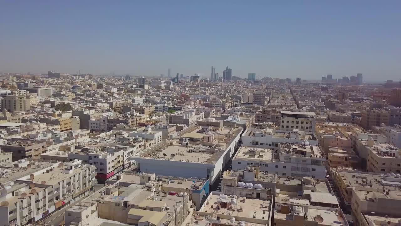 낮에는 khobar 스카이라인이 뒤에 있고 khobar corniche와 corniche 급수탑이 보이는 khobar 도시의 수평 팬