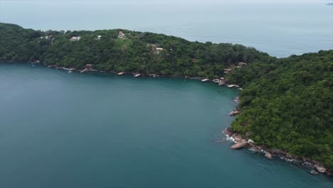 Toma-Panorámica-De-Una-Playa-Brasileña-Aislada-Dentro-De-Un-Exuberante-Bosque-Tropical-En-La-Península