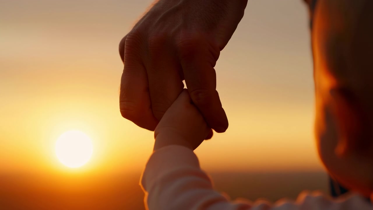 L'immagine centrale mostra un adulto premuroso che tiene delicatamente la mano di un bambino al tramonto.