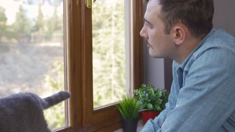 Hombre-Pensativo-Mirando-Por-La-Ventana.