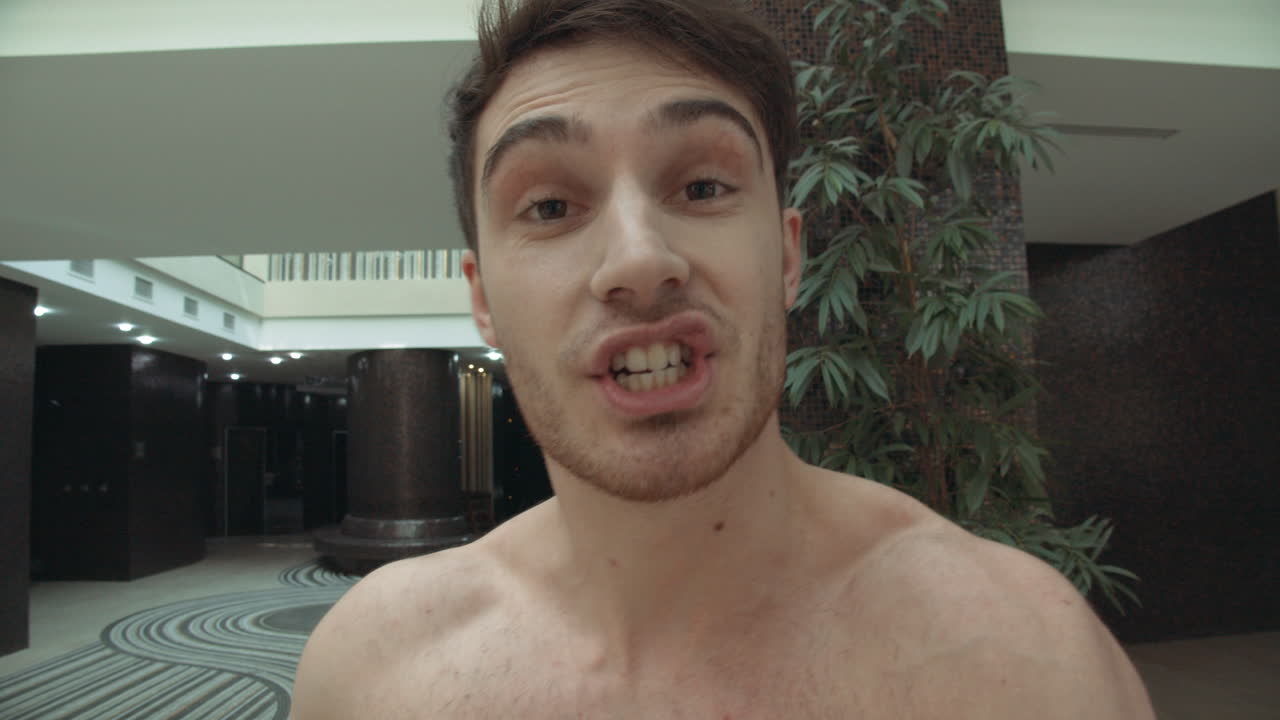 스파에서 비디오 블로그를 운영하는 젊은 남자. 리조트에서 비디오를 녹화하는 즐거운 남자