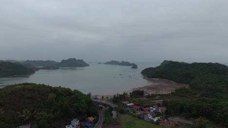 Vista-Aérea-De-Un-Pueblo-En-La-Isla-De-Cat-Ba,-Vietnam,-Cerca-De-La-Bahía-De-Ha-Long-Y-La-Bahía-De-Lan-Ha