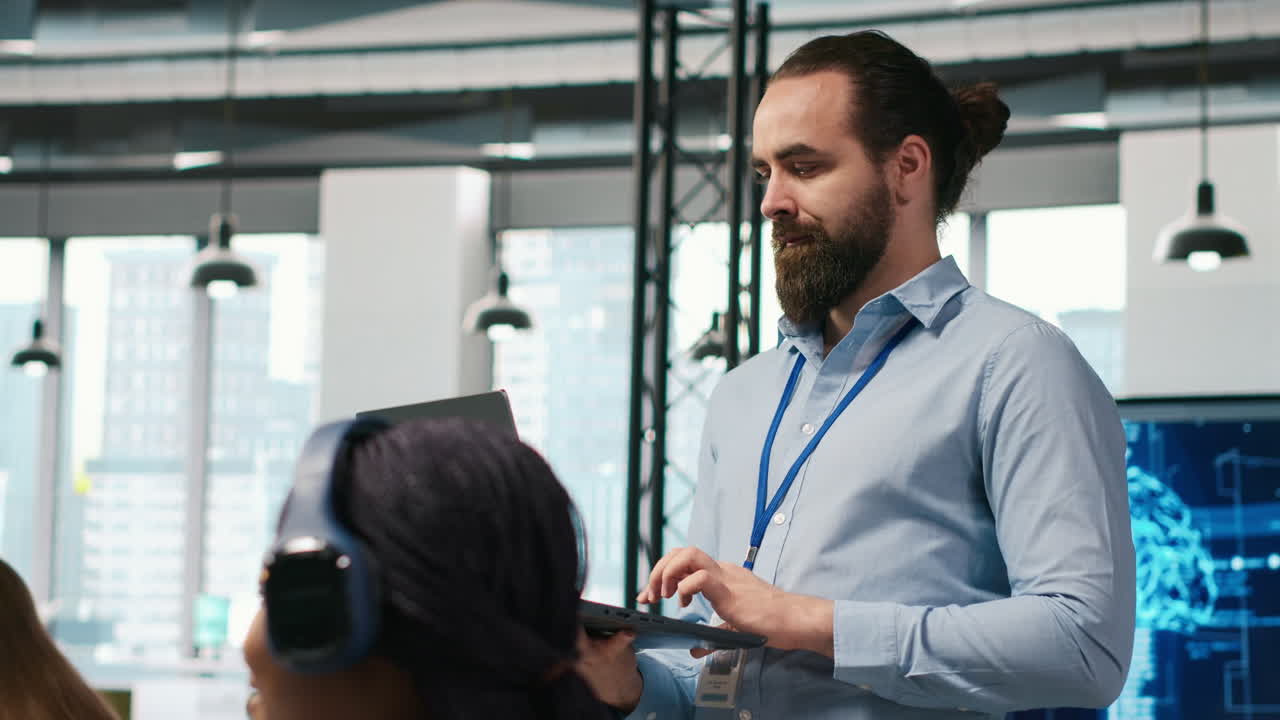 Team af programmører på kontor udvikler softwareapplikationer ved hjælp af AI.