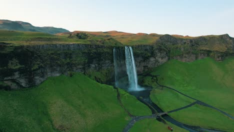 Island-Wasserfall-Seljalandsfoss-In-Wunderschöner-Isländischer-Landschaft