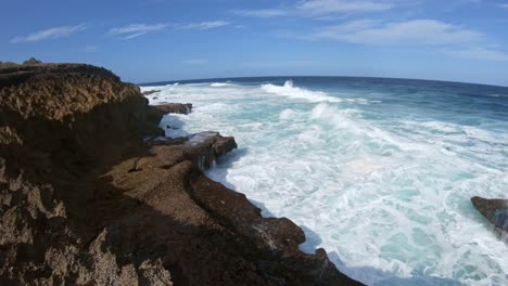 olas aplastando rocas a lo largo de la costa africana en 120fps