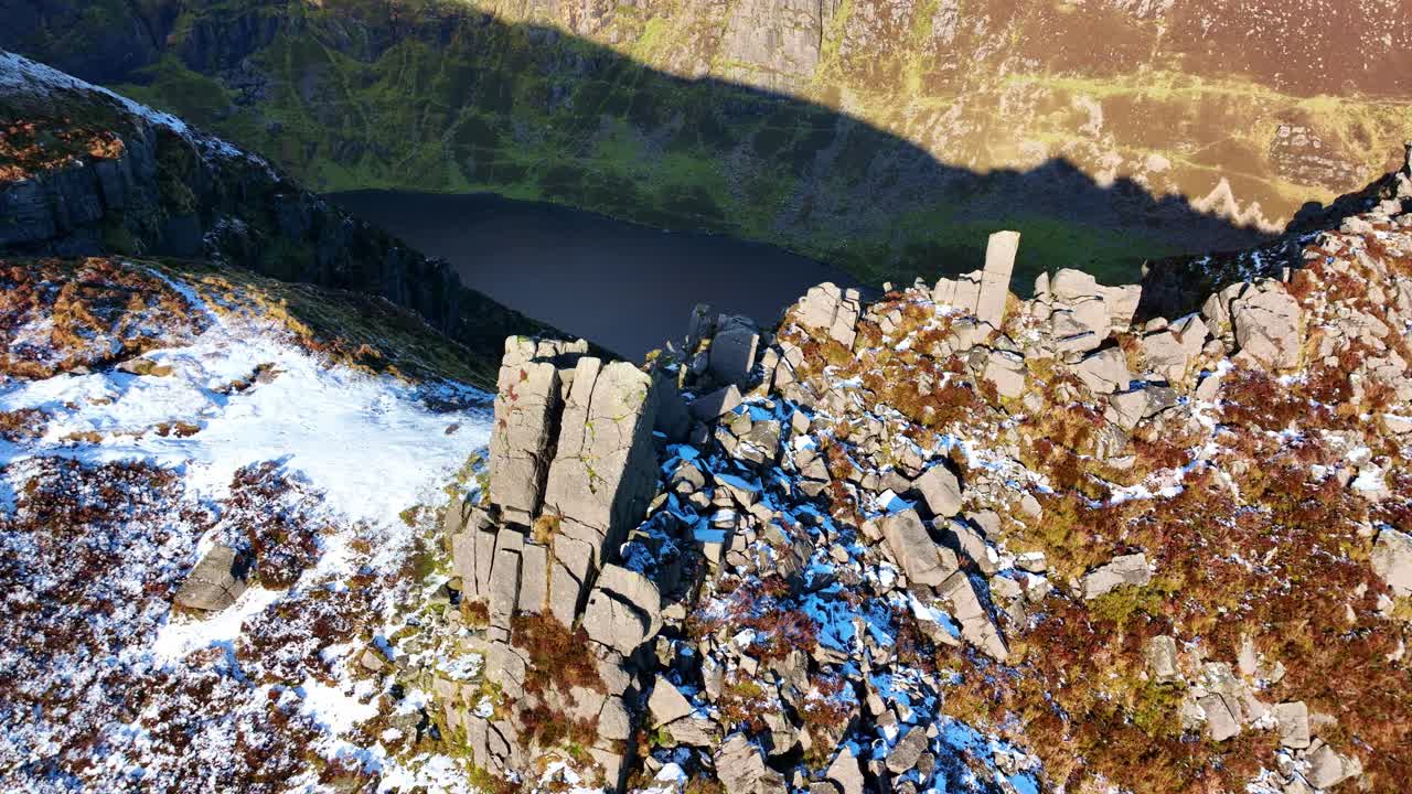 Irlanti: eeppiset paikat, ilmakuva Coumshingaun-järven yläpuolella, Comeraghvuoret, Waterford, villit maisemat