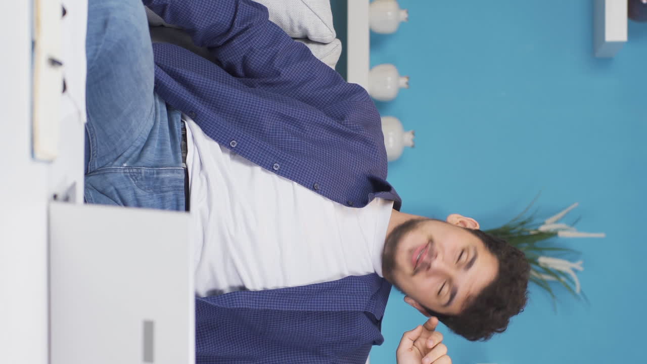 그 남자의 수직 영상은 기 ⁇ 하고 있습니다.