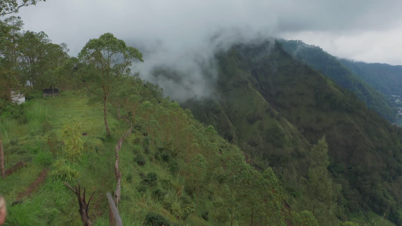 mujer rubia caucásica caminando por el borde del mirador mirando el lago batur, antena