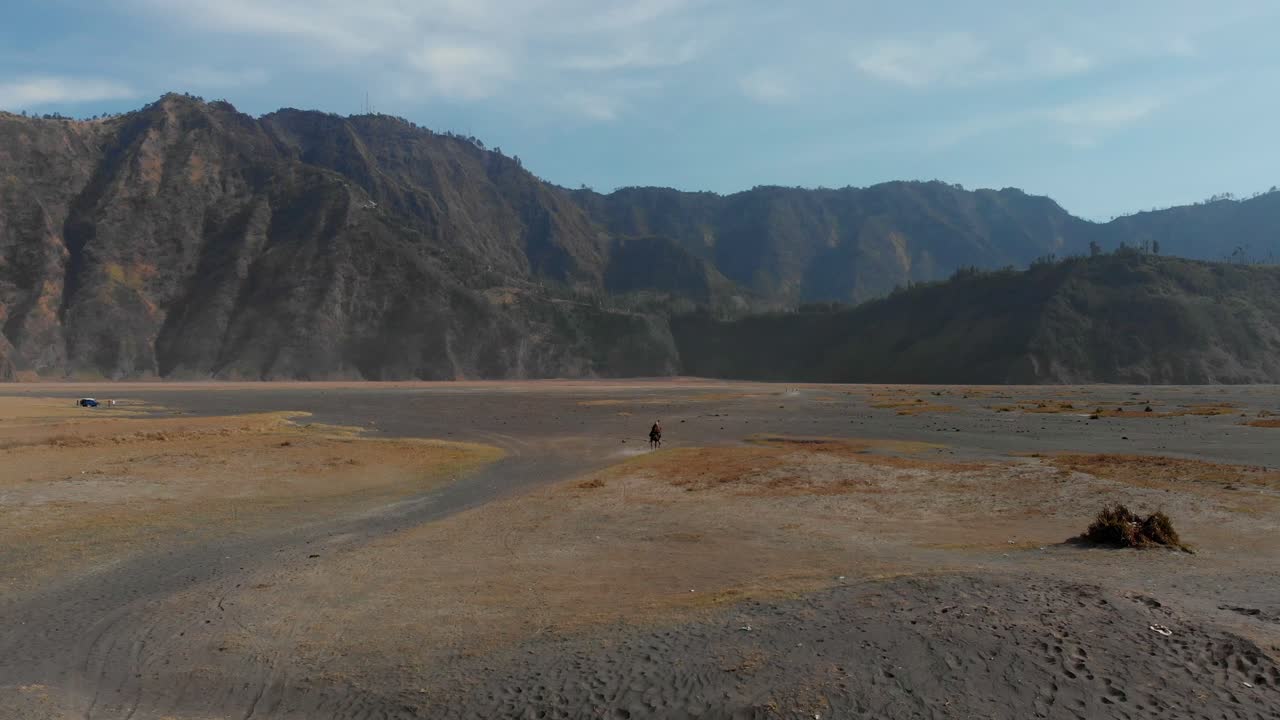 Passeggiata a cavallo sul vulcano Bromo, Giava Orientale, Indonesia